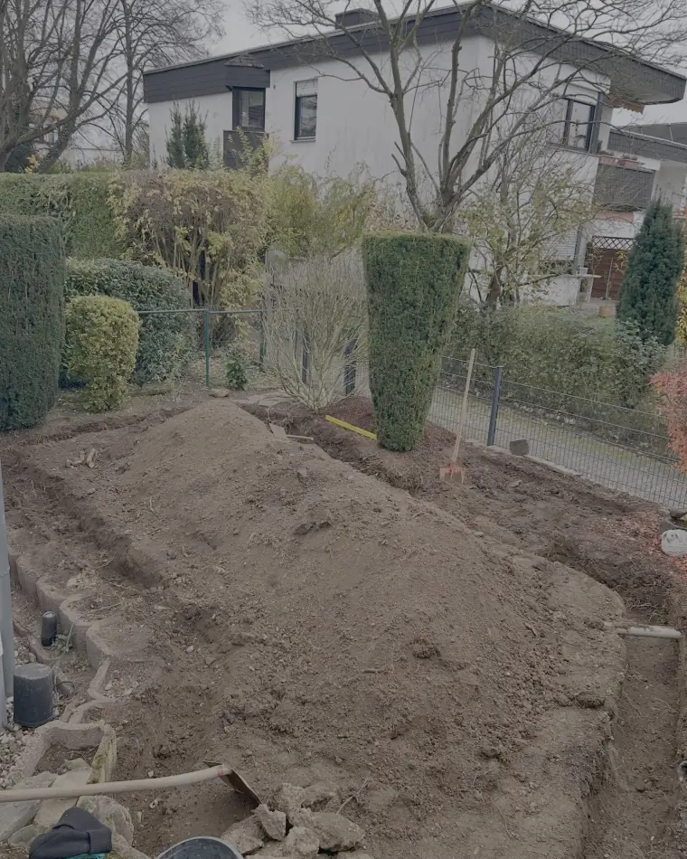 Aufgegrabener Garten mit offener Erdfläche vor der Neuanlage